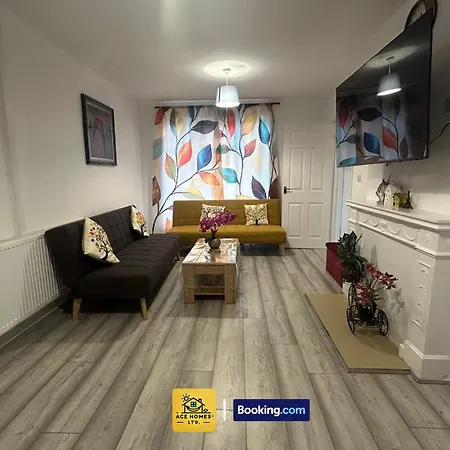 Spacious 2 Bedroom House By Ace Homes Short Lets & Serviced Perfect For Family & Contractors With Free Parking Будинок відпочинку *