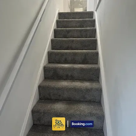 Spacious 2 Bedroom House By Ace Homes Short Lets & Serviced Perfect For Family & Contractors With Free Parking Будинок відпочинку