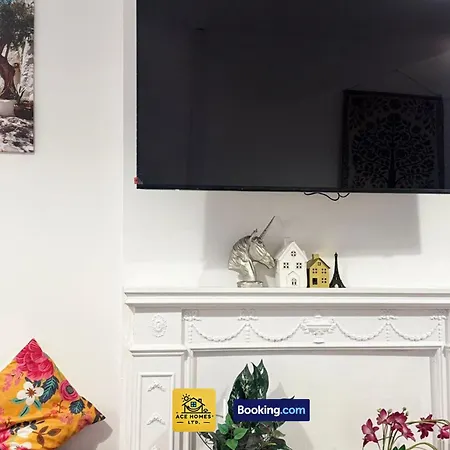 Spacious 2 Bedroom House By Ace Homes Short Lets & Serviced Perfect For Family & Contractors With Free Parking Дом отдыха