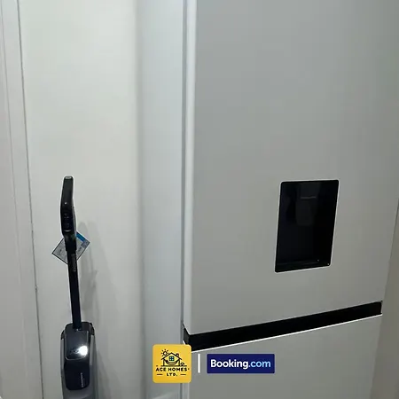 Дом отдыха Spacious 2 Bedroom House By Ace Homes Short Lets & Serviced Perfect For Family & Contractors With Free Parking *