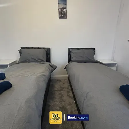 Spacious 2 Bedroom House By Ace Homes Short Lets & Serviced Perfect For Family & Contractors With Free Parking * Лідс