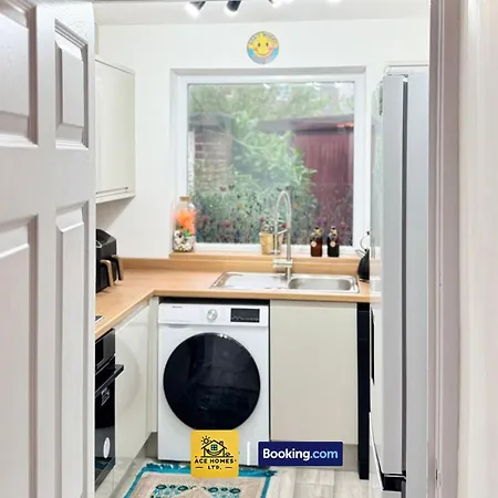 Spacious 2 Bedroom House By Ace Homes Short Lets & Serviced Perfect For Family & Contractors With Free Parking Лидс