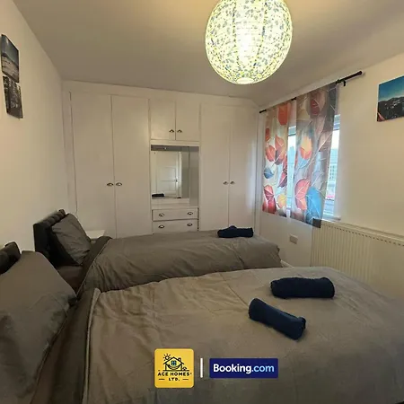 Spacious 2 Bedroom House By Ace Homes Short Lets & Serviced Perfect For Family & Contractors With Free Parking Дом отдыха