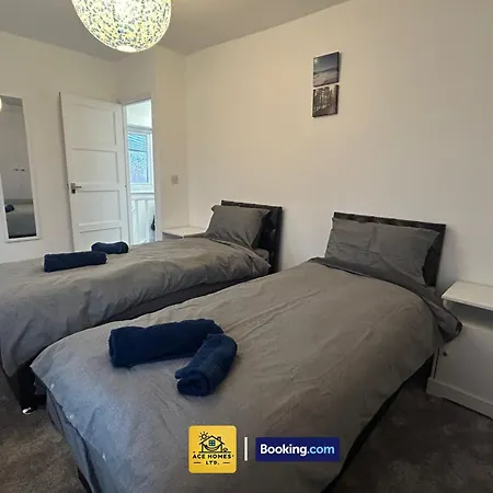 Spacious 2 Bedroom House By Ace Homes Short Lets & Serviced Perfect For Family & Contractors With Free Parking * Лидс