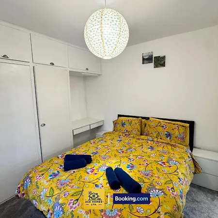 Дом отдыха Spacious 2 Bedroom House By Ace Homes Short Lets & Serviced Perfect For Family & Contractors With Free Parking Лидс