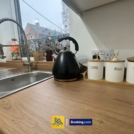 Spacious 2 Bedroom House By Ace Homes Short Lets & Serviced Accommodation Leeds Perfect For Family & Contractors With Free Parking 度假居 *