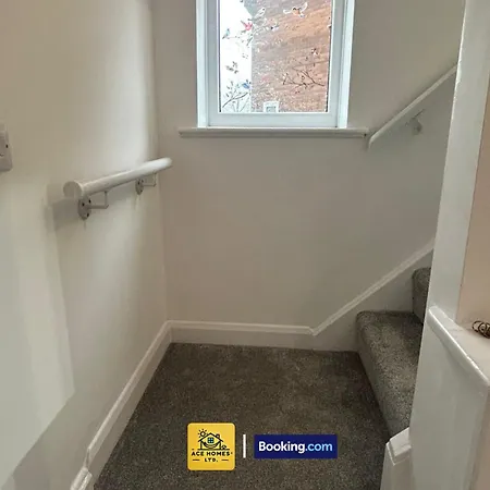 Spacious 2 Bedroom House By Ace Homes Short Lets & Serviced Accommodation Leeds Perfect For Family & Contractors With Free Parking 利兹