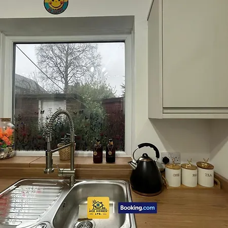 Spacious 2 Bedroom House By Ace Homes Short Lets & Serviced Accommodation Leeds Perfect For Family & Contractors With Free Parking * 利兹