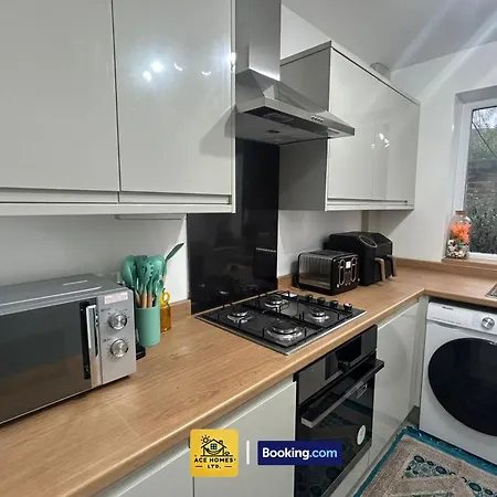 Spacious 2 Bedroom House By Ace Homes Short Lets & Serviced Accommodation Leeds Perfect For Family & Contractors With Free Parking *