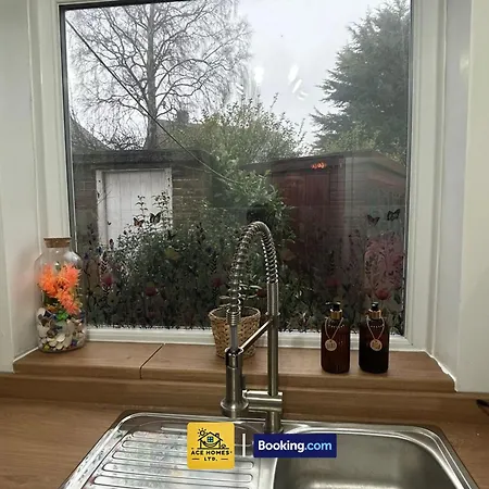 度假居 Spacious 2 Bedroom House By Ace Homes Short Lets & Serviced Accommodation Leeds Perfect For Family & Contractors With Free Parking