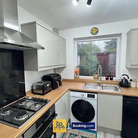 度假居 Spacious 2 Bedroom House By Ace Homes Short Lets & Serviced Accommodation Leeds Perfect For Family & Contractors With Free Parking 利兹