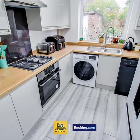 Modern 2 Bed House In Leeds With Free Parking, Sleeps 4 By Ace Homes Short Term Rental