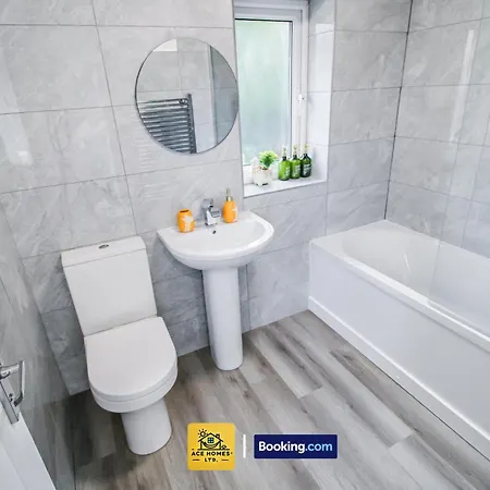 Modern 2 Bed House In Leeds With Free Parking, Sleeps 4 By Ace Homes Short Term Rental