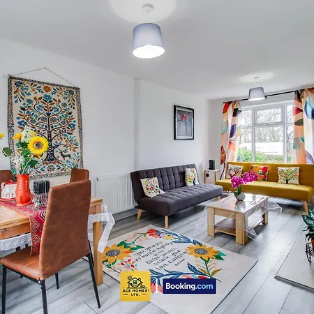 Modern 2 Bed House In Leeds With Free Parking, Sleeps 4 By Ace Homes Short Term Rental *