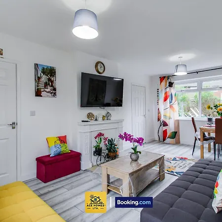 Modern 2 Bed House In Leeds With Free Parking, Sleeps 4 By Ace Homes Short Term Rental Semesterbostad