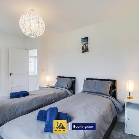 Modern 2 Bed House In Leeds With Free Parking, Sleeps 4 By Ace Homes Short Term Rental * Leeds (West Yorkshire)