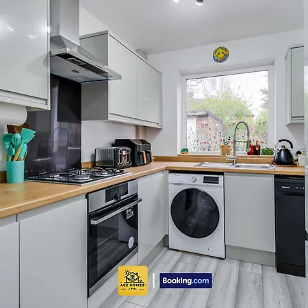 Modern 2 Bed House In Leeds With Free Parking, Sleeps 4 By Ace Homes Short Term Rental