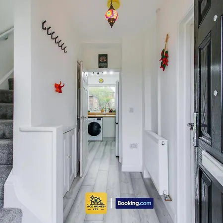 Modern 2 Bed House In Leeds With Free Parking, Sleeps 4 By Ace Homes Short Term Rental Semesterbostad *