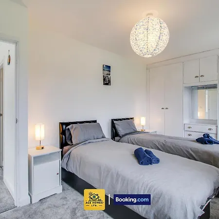 Modern 2 Bed House In Leeds With Free Parking, Sleeps 4 By Ace Homes Short Term Rental *
