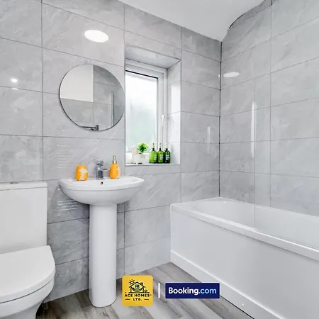 Modern 2 Bed House In Leeds With Free Parking, Sleeps 4 By Ace Homes Short Term Rental Leeds (West Yorkshire)