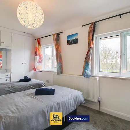 Modern 2 Bed House In Leeds With Free Parking, Sleeps 4 By Ace Homes Short Term Rental