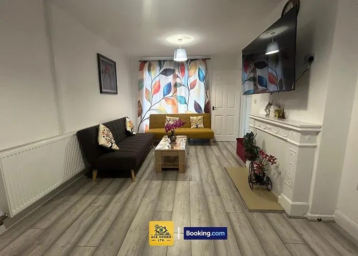 Spacious 2 Bedroom House By Ace Homes Short Lets & Serviced Perfect For Family & Contractors With Free Parking Дом отдыха *