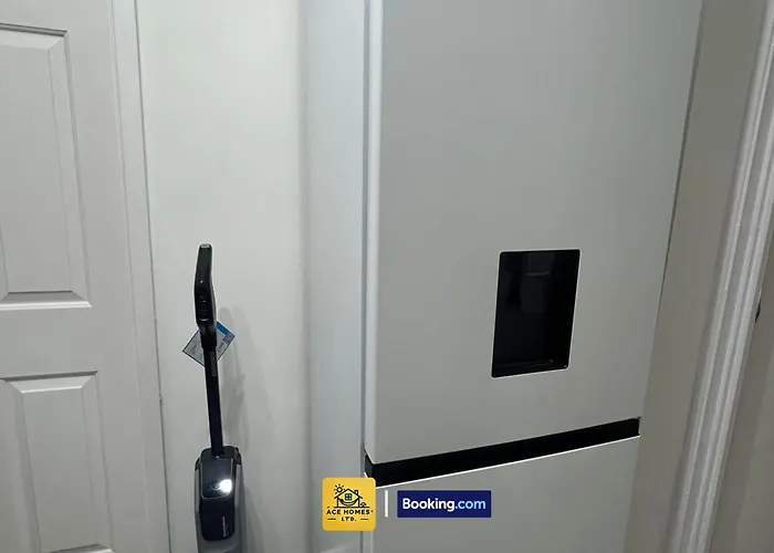 Будинок відпочинку Spacious 2 Bedroom House By Ace Homes Short Lets & Serviced Perfect For Family & Contractors With Free Parking *