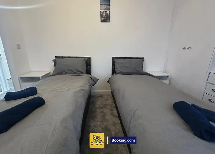 Spacious 2 Bedroom House By Ace Homes Short Lets & Serviced Perfect For Family & Contractors With Free Parking * Лідс