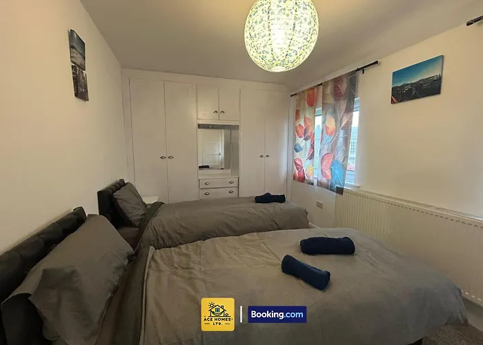 Spacious 2 Bedroom House By Ace Homes Short Lets & Serviced Perfect For Family & Contractors With Free Parking Будинок відпочинку