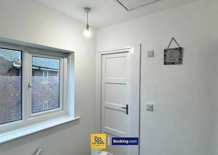 Будинок відпочинку Spacious 2 Bedroom House By Ace Homes Short Lets & Serviced Perfect For Family & Contractors With Free Parking *