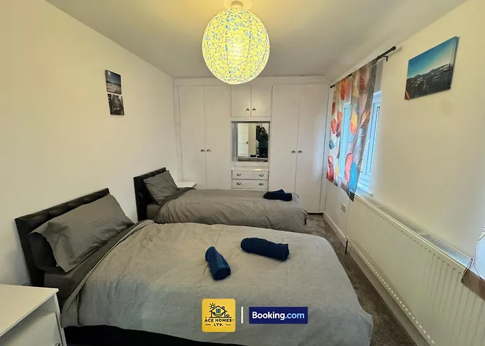 Дом отдыха Spacious 2 Bedroom House By Ace Homes Short Lets & Serviced Perfect For Family & Contractors With Free Parking *