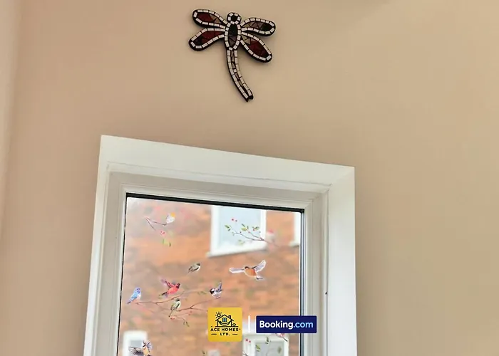 Spacious 2 Bedroom House By Ace Homes Short Lets & Serviced Perfect For Family & Contractors With Free Parking Будинок відпочинку Лідс