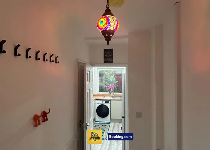 Spacious 2 Bedroom House By Ace Homes Short Lets & Serviced Perfect For Family & Contractors With Free Parking * Лідс