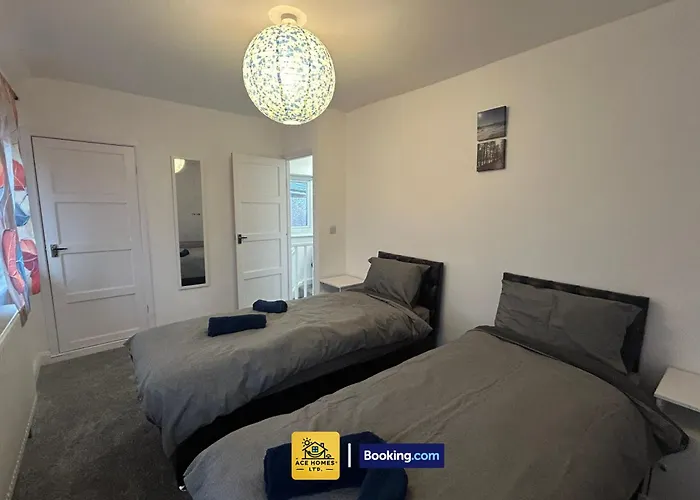 Spacious 2 Bedroom House By Ace Homes Short Lets & Serviced Perfect For Family & Contractors With Free Parking Лидс