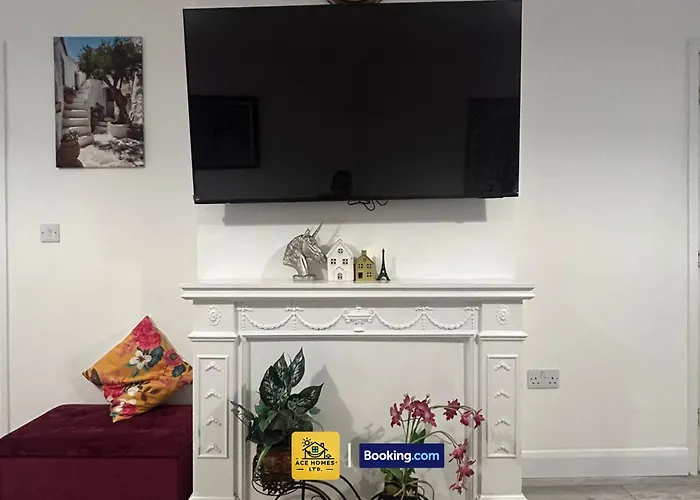 Spacious 2 Bedroom House By Ace Homes Short Lets & Serviced Perfect For Family & Contractors With Free Parking