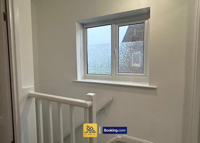 Spacious 2 Bedroom House By Ace Homes Short Lets & Serviced Accommodation Leeds Perfect For Family & Contractors With Free Parking *