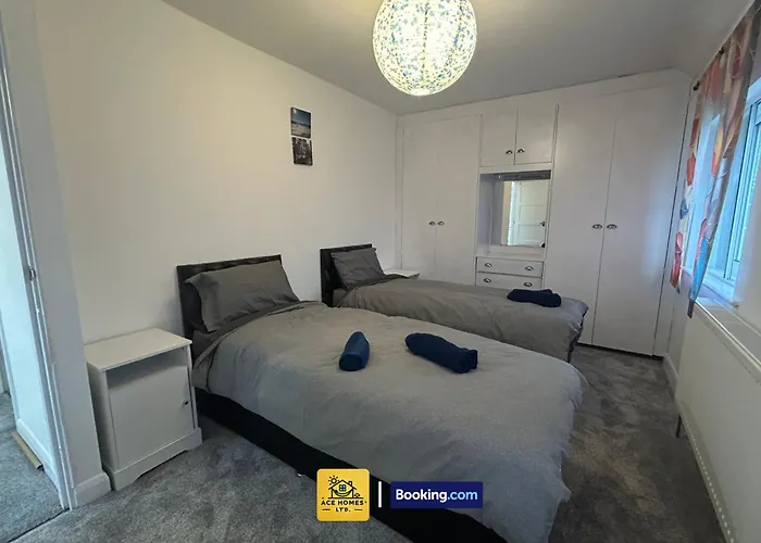 Spacious 2 Bedroom House By Ace Homes Short Lets & Serviced Perfect For Family & Contractors With Free Parking Будинок відпочинку