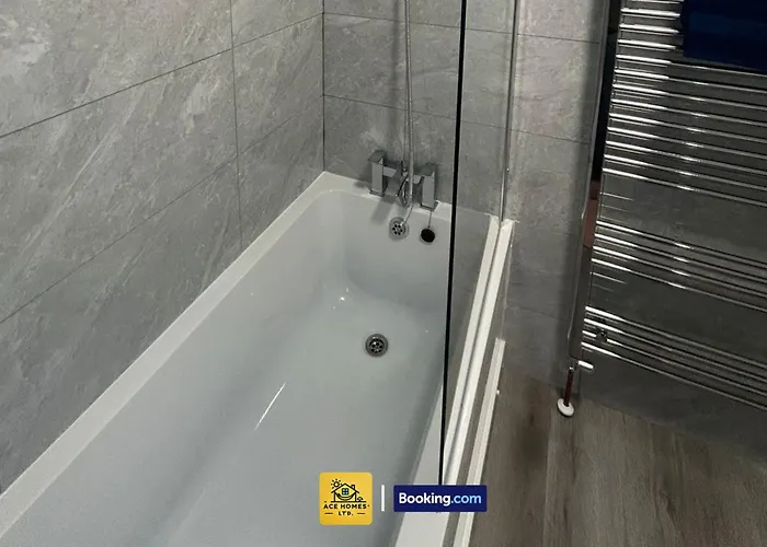 Spacious 2 Bedroom House By Ace Homes Short Lets & Serviced Perfect For Family & Contractors With Free Parking Дом отдыха Лидс