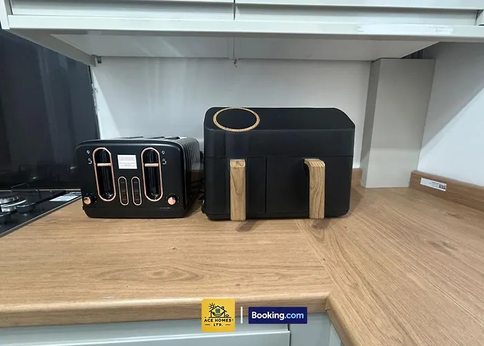 Spacious 2 Bedroom House By Ace Homes Short Lets & Serviced Perfect For Family & Contractors With Free Parking Будинок відпочинку