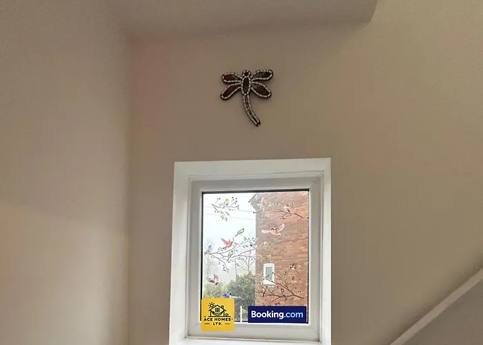 Будинок відпочинку Spacious 2 Bedroom House By Ace Homes Short Lets & Serviced Perfect For Family & Contractors With Free Parking *