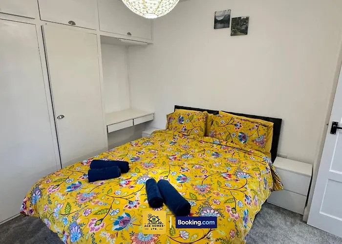 Spacious 2 Bedroom House By Ace Homes Short Lets & Serviced Perfect For Family & Contractors With Free Parking Будинок відпочинку Лідс