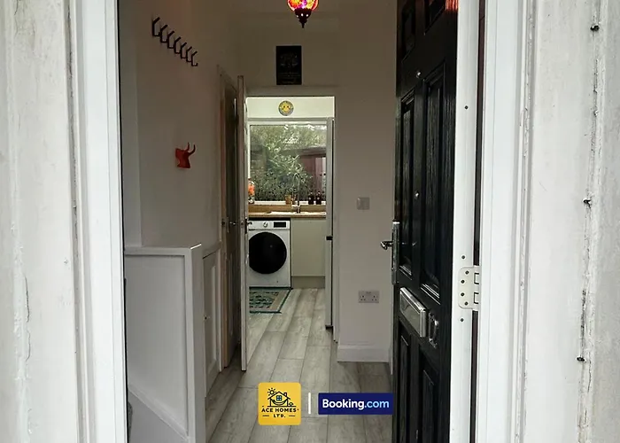 Spacious 2 Bedroom House By Ace Homes Short Lets & Serviced Perfect For Family & Contractors With Free Parking *