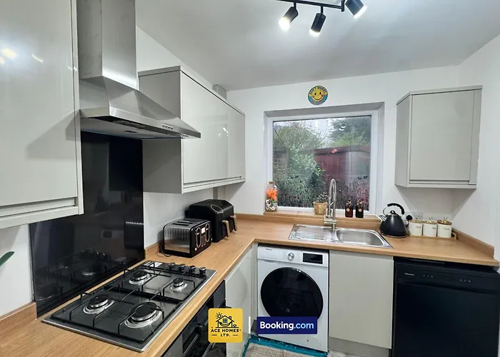 Spacious 2 Bedroom House By Ace Homes Short Lets & Serviced Perfect For Family & Contractors With Free Parking * Лідс