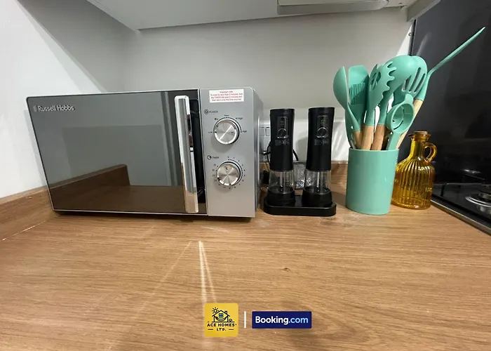 Будинок відпочинку Spacious 2 Bedroom House By Ace Homes Short Lets & Serviced Perfect For Family & Contractors With Free Parking *