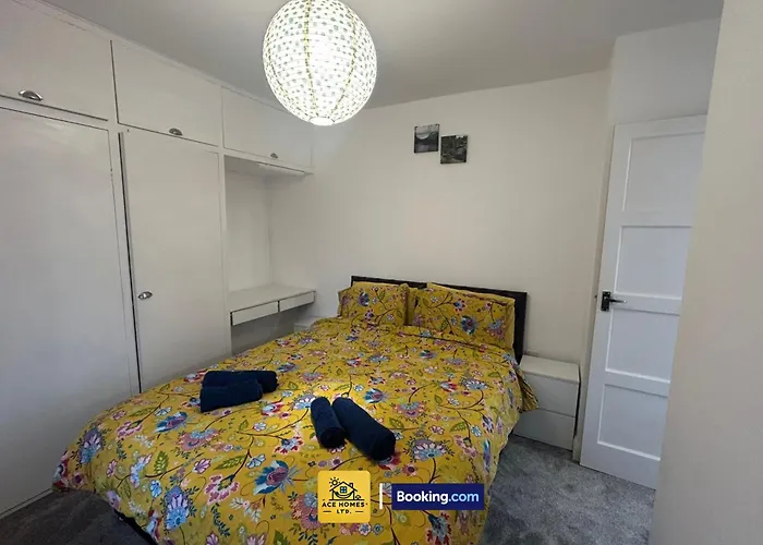 Spacious 2 Bedroom House By Ace Homes Short Lets & Serviced Perfect For Family & Contractors With Free Parking Будинок відпочинку *