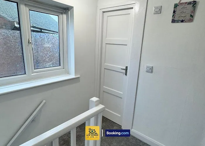 Spacious 2 Bedroom House By Ace Homes Short Lets & Serviced Perfect For Family & Contractors With Free Parking *