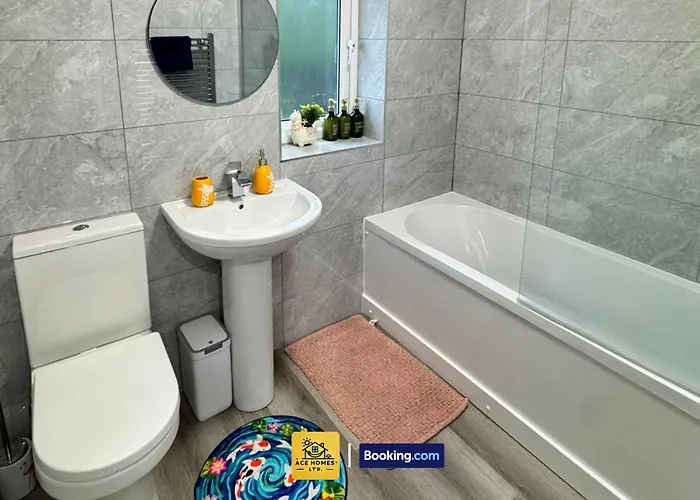 Spacious 2 Bedroom House By Ace Homes Short Lets & Serviced Accommodation Leeds Perfect For Family & Contractors With Free Parking *