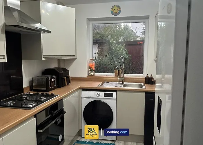 Spacious 2 Bedroom House By Ace Homes Short Lets & Serviced Accommodation Leeds Perfect For Family & Contractors With Free Parking *