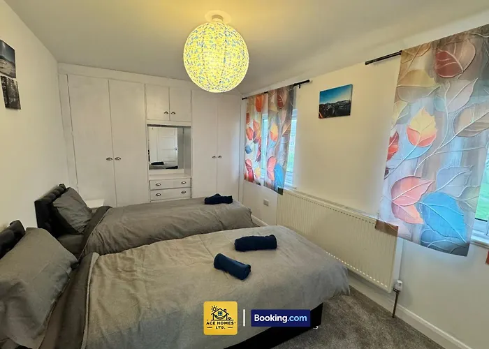 Spacious 2 Bedroom House By Ace Homes Short Lets & Serviced Accommodation Leeds Perfect For Family & Contractors With Free Parking