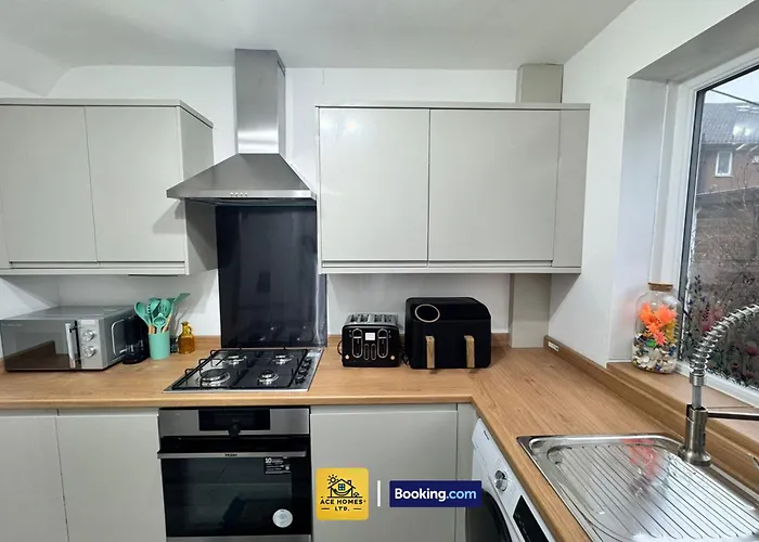 Spacious 2 Bedroom House By Ace Homes Short Lets & Serviced Perfect For Family & Contractors With Free Parking